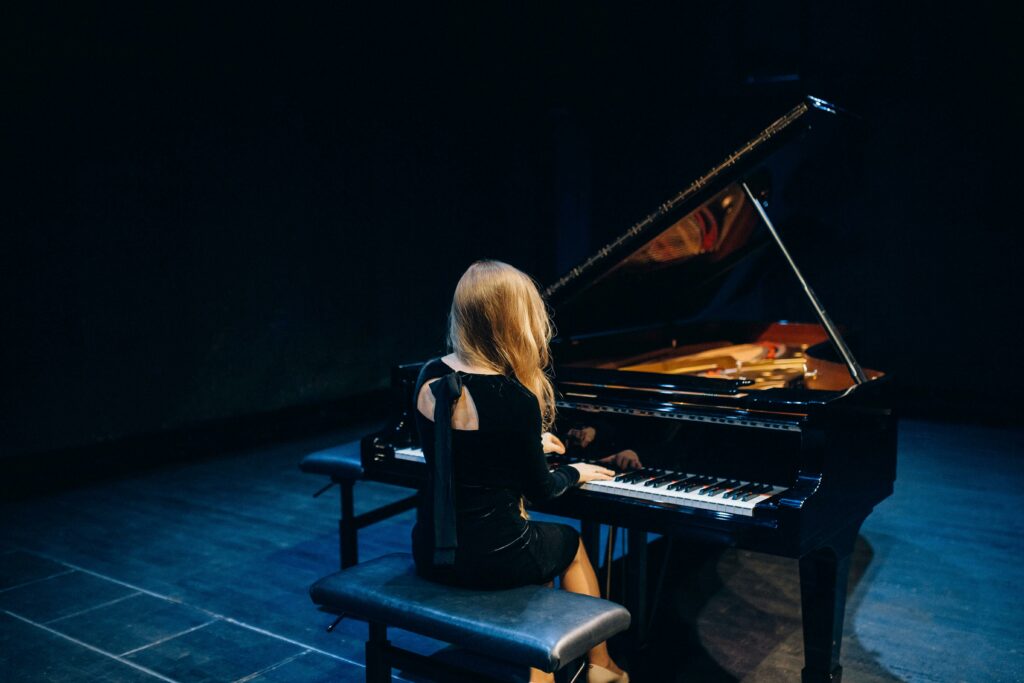 Compositeur jouant du piano lors d'une répétition WACE